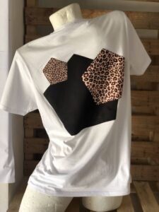 Camiseta de diseño leopardo.