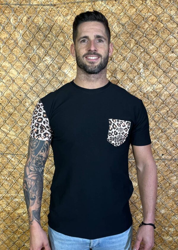 Camiseta manga corta bolsillo leopardo
